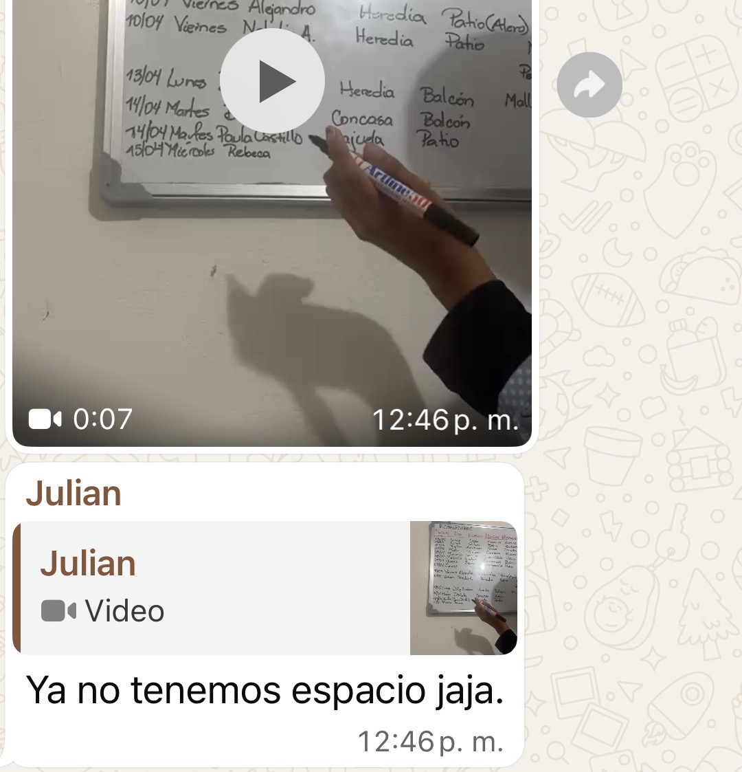 Testimonio de WhatsApp: Julián muestra su pizarra llena de reservaciones y dice que ya no tienen espacio.